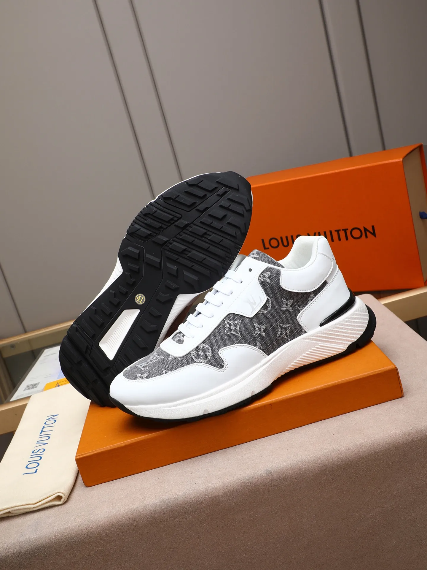 Men's shoes 💰460 Brand: LOUIS VUITTON Louis Vuitton LV Size: 38 39 40 41 42 43 44 (45 customized) Fabric: original cowhide cowhide 🔸Inside of: mesh 🔺Sole: counter foam outsole